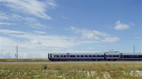 深入解析阿尔斯通关于提升瑞典铁路系统的五大核心提案,探讨其如何通过技术创新、协作机制和人才培养推动瑞典铁路行业的可持续发展与高效运作。文章详细阐述了ERTMS的快速部署、基础设施升级、采购和融资模式优化,以及瑞典铁路未来发展趋势,揭示这一系统对经济、社会和环保的重要影响。
