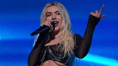 流行歌手Ava Max在新专辑发行前夕宣布推迟原定巡演,票房不佳引发粉丝争议与业内反思,分析背后原因并探讨艺人应对策略与未来可能走向。
