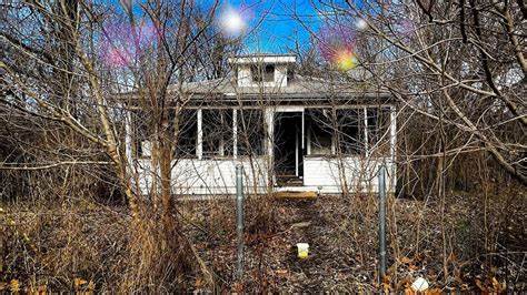 从人口外流与空置工厂到绿色经济与社区自救,揭示一个濒临消亡的锈带小城如何通过战略性转型、基层力量与创新举措实现复兴,为类似城镇提供可复制的路径与实践经验
