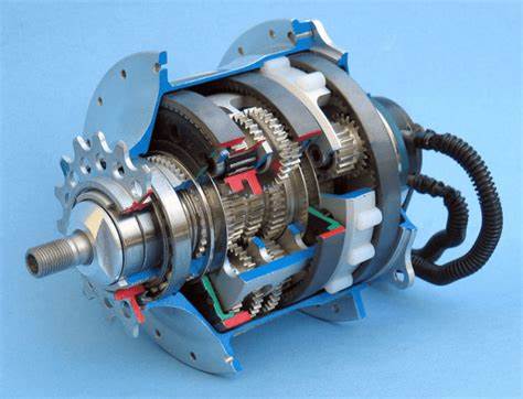 针对安装中置电机的电动自行车,系统梳理常见内变速花鼓型号、适配建议与使用风险,结合不同电机功率、骑行场景和维护要点,帮助车主做出合适的变速选择并延长部件寿命
