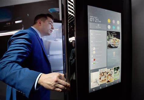 围绕三星Family Hub智能冰箱开始在封面屏幕推送广告的消息,分析事件经过、用户隐私与数据安全风险、法律监管考量、消费者应对策略以及智能家电未来可能走向,帮助读者全面理解屏幕广告对家庭生活和产品价值的影响。
