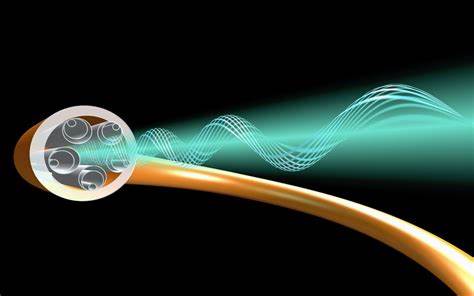 随着AI数据中心对带宽需求的不断增长,微软与英格兰研究团队携手研发的双嵌套反谐振无结中空光纤为光通信带来重大突破。该技术大幅提升数据传输速度和距离,有效降低信号损耗,推动未来数据中心连接走向高效和绿色。
