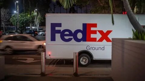 联邦快递(FedEx)近期股价因分析师下调评级而承压,多重行业与市场挑战逐渐显现,但公司战略调整及长远潜力仍为投资者提供了思考空间。本文深入解析联邦快递面临的困境及未来发展前景,为投资者和行业观察者提供详尽参考。
