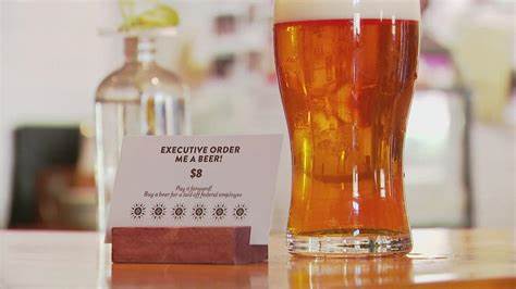 探讨尼泊尔初级IT支持人员失业后,如何借助多种创意途径实现稳定收入,助力职场转型与生活保障。分析数字时代背景下的职业选择,结合现实案例提出可行性建议。
