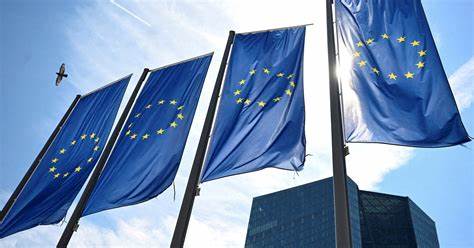 欧盟议会对数字欧元的隐私保护和对商业银行的潜在影响表达疑虑,而欧洲央行则持续推动数字欧元的立法进程,力图在未来危机中保障支付系统的稳定及欧洲金融主权。本文深入解析数字欧元的意义、争议及未来展望。
