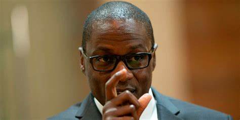 解析AGOA可能到期对非洲就业、出口和经济投资的多重影响,结合FirstRand首席执行官的观点,提出可行的政策与企业应对策略,强调区域合作与产业升级的重要性。
