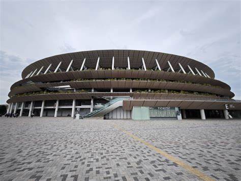 探讨国家体育场在无观众奥运会之后如何实现使命,展望其未来发展,展示体育场馆与城市共荣的典范。
