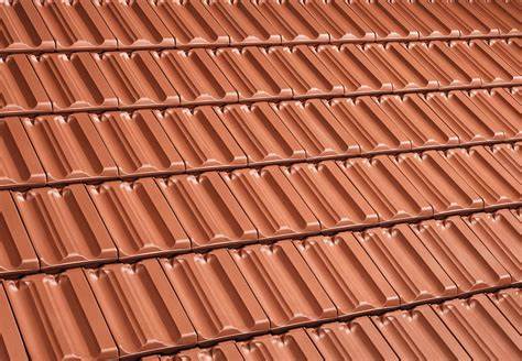 深入探讨Erlus Großfalzziegel 红色釉面瓦的设计特点、性能优势及其在现代建筑中的应用价值,帮助读者全面了解这款高品质屋顶材料的独特魅力和实用性。
