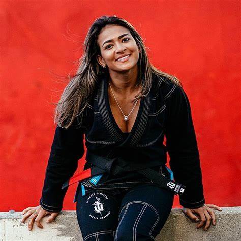 探索美国说唱歌手Bianca Miquela Landrau,艺名Bia,从现实秀《Sisterhood of Hip Hop》起步,到签约著名唱片公司,发布多张EP作品,与国际明星合作,逐步确立其在音乐界的重要地位。
