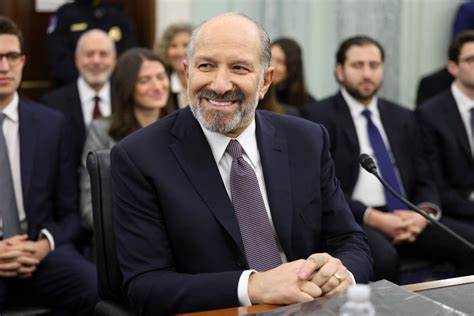 美国商务部长Howard Lutnick近日暗示,政府计划在2025年推动房利美(Fannie Mae)与房地美(Freddie Mac)公开上市,旨在通过市场化定价充分展现这两大政府赞助企业的实际价值,为纳税人带来透明的资产体现。这一IPO有望成为历史上规模最大的公开募股,同时在保持住房贷款利率稳定的前提下,推动美国住房市场健康发展。
