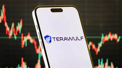 剖析TeraWulf(WULF)在拟通过高收益债券或杠杆贷款筹资30亿美元、谷歌承诺以32亿美元担保数据中心租赁义务后股价波动与业务转型的关键驱动因素,解读交易结构、潜在风险与对投资者的影响,并探讨在比特币挖矿与AI主机服务双重战略下的运营和财务挑战与机遇。
