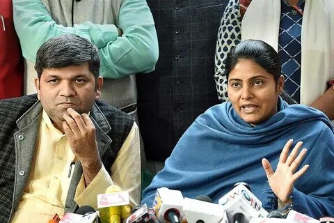 在多变的政治环境中,党内领导人之间的竞争日益激烈,理解这一现象对于洞察政治格局具有重要意义。文章深入探讨党内领袖竞争的成因、表现形式及其对政党和社会的影响,提供全面的视角,助力读者把握政治动态的本质。
