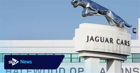 捷豹路虎在九月初披露一起导致客户数据被窃、生产和零售系统被迫暂停的网络攻击后,宣布将在数日内恢复部分制造能力。文章解读复产进程、英国政府提供的贷款担保支持、对供应链与员工的影响,以及企业应对类似事件的治理和技术要点。
