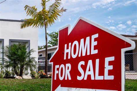 近年来,美国房地产市场出现了一个令人意外的现象:新建住宅的售价竟然比现有二手房低3.35万美元。知名房地产投资人Grant Cardone对此进行了深入分析,揭示了利率变化、建商库存压力及市场营销策略等多重因素对房价差异的影响,帮助购房者和投资者更好理解当前房市动态。
