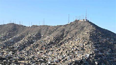 分析阿富汗在塔利班控制下发生的全面互联网中断的背景、技术手段、社会与经济影响以及对公民、媒体与国际援助组织的实用应对建议,探讨恢复网络连接的可能方向与国际责任。
