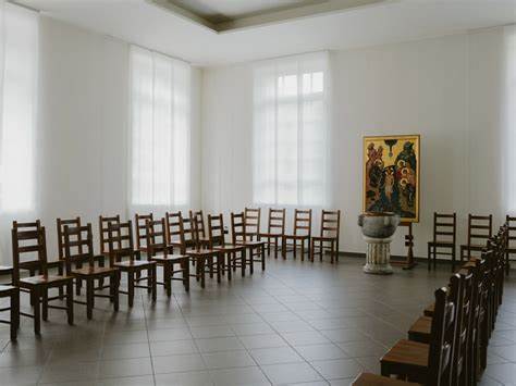 探讨天主教会神职人员数量持续减少的现状及其背后的多重因素,深入分析这一趋势对教会未来发展的潜在影响,并展望可能的应对策略。
