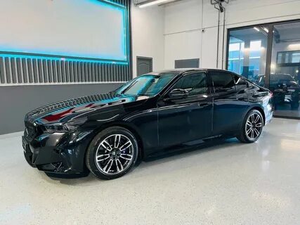 通过超过1000公里的实际驾驶体验,深入解析BMW G61 540d xDrive的驾驶性能、内饰设计、科技配置及日常使用感受,全面展现这款豪华中大型旅行车的优缺点与市场定位。
