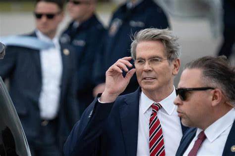 美国财政部计划在未来两个月内补充5000亿至6000亿美元的通用账户资金,这一举措将对当前脆弱的流动性环境产生深远影响,尤其是加密货币市场。比特币可能表现出一定韧性,但更高风险的以太坊及其他代币注定面临更大压力。同时,稳定币作为数字美元的关键载体,其供给变化将是市场风向的重要信号,甚至可能引发加密货币和美国债务市场的深刻联动。
