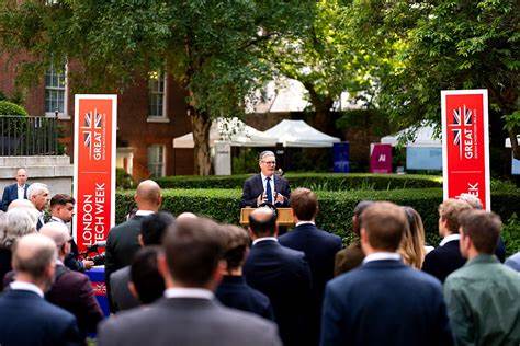 随着人工智能技术的迅猛发展,AI技能已成为企业和各地政府关注的焦点。本文深入探讨AI技能的定义、市场需求及各国如何通过培训计划提升劳动力的AI能力,全面展现AI技能在未来职场中的重要性和发展趋势。
