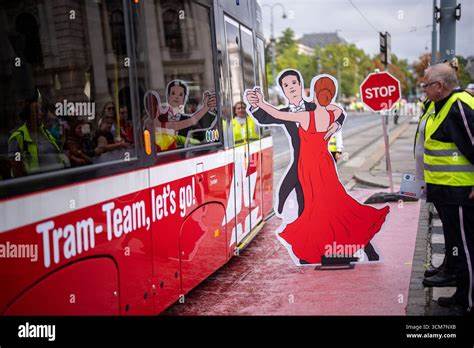 深入探讨2025年全球有轨电车司机锦标赛的赛事亮点、参赛选手、技术革新及其对未来公共交通的影响,全面呈现全球有轨电车驾驶领域的最新动态与发展趋势。
