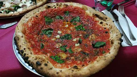 深入探访圣地亚哥市中心最受欢迎的十家披萨店,揭秘每家店独特的口味、风格以及它们对当地美食文化和经济发展的贡献。本文将为披萨爱好者提供丰富的参考,助你在这座充满活力的城市找到理想的美食去处。
