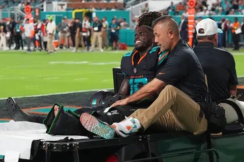 在迈阿密海豚队周一夜赛中击败对手后,Tyreek Hill的受伤情况引发广泛关注。本文深入分析这位超级明星的伤情,并探讨其对球队未来的影响。

