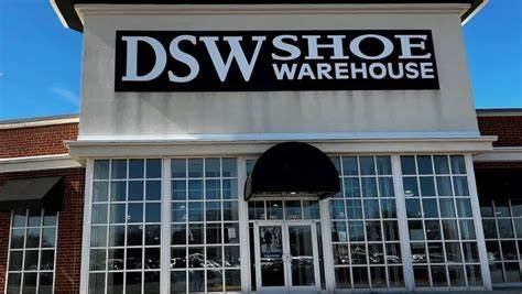 Designer Brands通过将线上订单更多地转移至仓储中心完成,提升了运营效率和库存管理水平,推动了产品供应链的优化与客户体验的提升。
