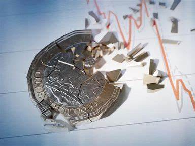 英国工资上涨背后的隐藏陷阱分析,探讨高收入阶层为何因迈入税务和福利门槛而收益反减,以及这对家庭财务和社会结构的深远影响。
