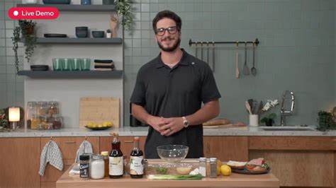 本文深入剖析了Meta最新智能眼镜发布会中的直播意外,探讨了技术创新背后的挑战与机遇,以及在面对现场技术故障时,领导者的应对之道和公众反应的双重视角。
