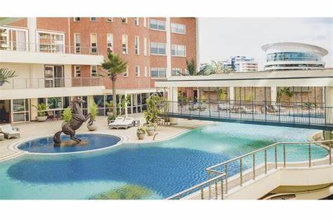 介绍Mövenpick Hotel & Residences Nairobi在内罗毕开业的背景、设施、餐饮、会议与活动优势,以及对肯尼亚与东非酒店业、商务旅行和入境旅游的影响与实用出行建议
