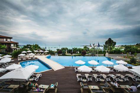 深入了解保加利亚南黑海岸的圣塔玛丽娜度假村,从独特地理位置到丰富的设施和服务,帮助游客规划完美假期。本文覆盖住宿、餐饮、娱乐、交通及周边景点,助力旅行者体验无与伦比的度假生活。
