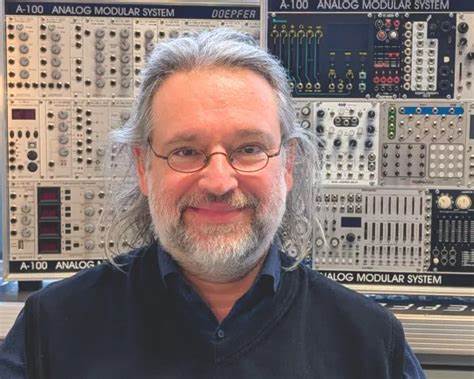 Scryer Prolog Meetup 2025于德国杜塞尔多夫举行,汇聚了全球Prolog领域的开发者和研究者,展示了最新的技术进展与应用案例,推动了现代Prolog系统在量子力学、音乐理论、语义网等多个领域的发展。
