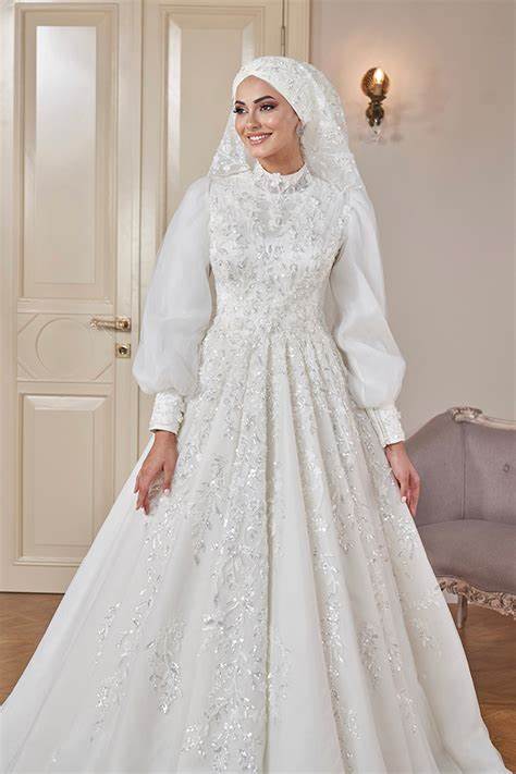 深入探讨各种婚纱款式,特别聚焦于罩袍婚纱(Tesettürlü Gelinlikler)的设计理念与流行趋势,帮助准新娘在婚礼当天展现独特风采。文章涵盖最新流行的婚纱样式、颜色搭配、面料选择及购买建议,助力每一位女性找到心仪的完美婚纱。
