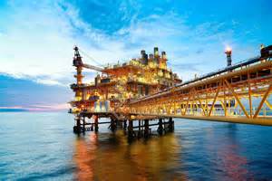 埃克森美孚和雪佛龙联手批准了位于圭亚那的Hammerhead油气开发项目,预计2029年开始产油。该项目不仅将显著提升两家公司在全球油气市场的竞争力,也将成为未来十年增长的重要驱动力。通过巨额投资和战略合作,埃克森美孚计划实现盈利和现金流的持续增长,推动股东回报迈上新台阶。
