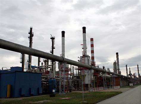 评估即将生效的美国对俄罗斯石油部门制裁对塞尔维亚能源供应、炼油与金融通路的影响,剖析短期库存保障、潘切沃炼厂运转风险、JANAF管道停供可能性以及政府应对与区域能源安全的路径选择。
