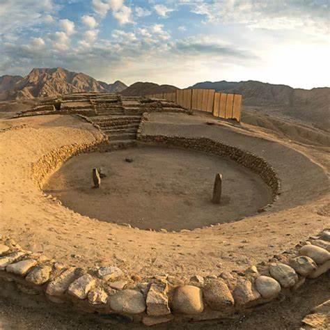 秘鲁沙漠地区新发现的3800年历史古城Peñico,为我们揭示了美洲文明起源的新视角,展现了古代卡拉尔文明如何在气候变迁中和平适应与持续发展的独特智慧。本文深入探讨这座古城的发现背景、文明特征及其对现代社会的启示。
