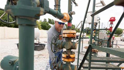 BKV完成对Bedrock Production的3.7亿美元收购,获得Barnett Shale近97,000净英亩资产、约108百万立方英尺当量/日的产能及约800亿立方英尺当量的探明储量,本文从资产特征、经营协同、市场背景与潜在风险等角度进行深入分析,帮助读者理解此次交易的长期价值与行业影响。
