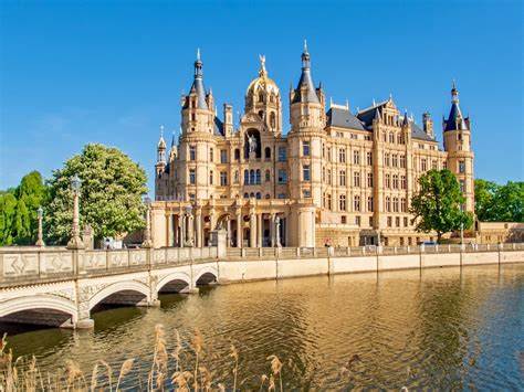 深入了解施韦林宫这座历史悠久的宫殿,其独特的建筑风格和丰富的文化内涵。探访2025年9月14日开放日活动,感受宫殿的魅力与历史传承,体验施韦林地区的文化底蕴和现代发展。
