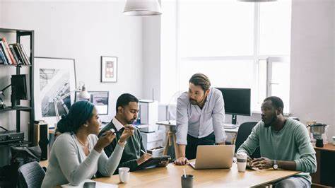 探讨小企业首席财务官在现代商业环境中取得成功所需的关键技能和素质,涵盖财务技术能力、分析思维、沟通能力及战略眼光,助力企业稳健发展与长远规划。
