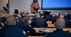 回顾纽瓦克在联邦同意令监督下实施的全面警务改革,解析关键措施如何重建警民信任、提升执法质量并推动暴力犯罪显著下降,同时讨论可持续性与对其他城市的借鉴意义。
