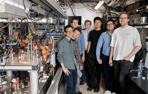 介绍3000量子比特系统实现连续协同运行的最新技术进展,探讨其在量子计算、量子通信和量子计量领域的广阔应用前景及技术优势,解析其带来的革命性影响和未来发展趋势。
