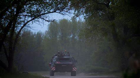 近日,德国萨克森-安哈尔特州的联邦国防军训练场内发生了一起引发关注的安全事件。一名53岁男子被发现未经授权进入训练区域,引发警方和军方的联合调查。事件详情、可能影响以及相关背景资料全面解读。
