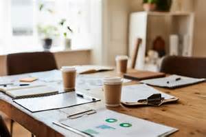 在人工智能和自动化工具广泛普及的背景下,财务与会计职业面临角色重塑。本文从CFO视角探讨为何软技能比以往更重要,提出可落地的培养路径与组织实践,帮助企业在技术驱动的变革中保持竞争力。
