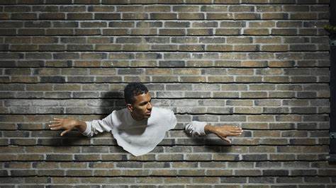 探讨为什么尽管原子大部分是空隙,但我们依然无法穿墙而过,从电磁排斥力和泡利不相容原理等物理定律出发,揭秘固体物质的坚固本质和量子力学中的微妙现象。
