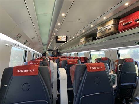 深入了解意大利高速列车Italo的多样服务与卓越设施,从多种舱位选择到专属候车厅,以及丰富的车上娱乐和餐饮体验,为旅客打造极致便捷安全的出行方式。本文详尽介绍Italo列车的特色与优势,助您掌握最佳旅行攻略。
