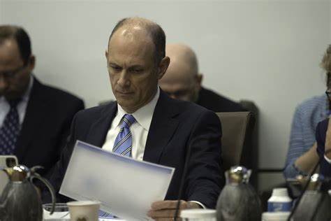 随着美国经济面临增长放缓和劳动力市场疲软的挑战,芝加哥联储主席古斯比强调在降息操作上必须保持谨慎,避免采取过于激进的措施以确保经济稳定发展。
