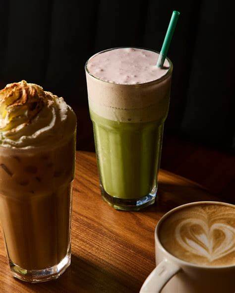 星巴克新任CEO布莱恩·尼科尔的转型计划在提升服务质量和门店环境的同时,也给员工带来了前所未有的压力,引发了员工与顾客的复杂反应。本文深入探讨了这一转型举措的成效与挑战。
