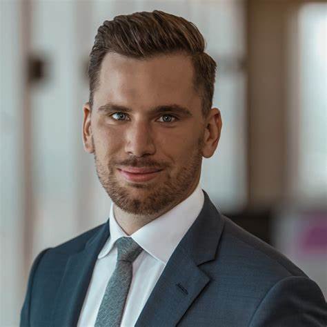 本文详细介绍了Marc Oliver VICKERS在英国注册企业中的个人任职情况,解析其在多家公司中的角色及职责,洞察其商业活动和发展趋势,帮助读者全面了解一位英国企业家的职业轨迹和影响力。
