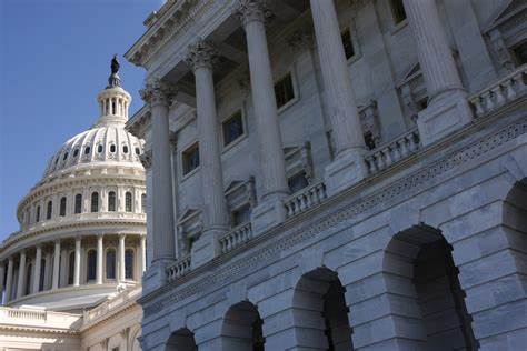 联邦政府因拨款争议陷入关门,导致美国主要金融监管机构进入休假或缩减运作,进而影响IPO、加密货币ETF审批、市场监测与经济数据发布。文章解析监管停摆对投资者、企业与市场流动性的短中期影响,并提出可行的风险管理与应对建议。
