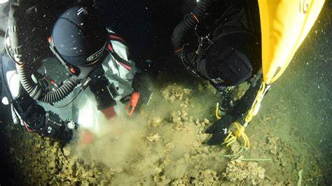 布列塔尼克号作为泰坦尼克号的姊妹船,其沉没事件历经百年仍备受关注。近日,希腊潜水团队历经艰难环境成功打捞珍贵文物,为世人展现了这艘豪华与历史交融的巨轮的独特故事。
